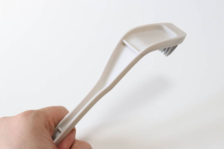 ダイソーのトイレブラシ ミラー付きはフチ裏を掃除しやすい