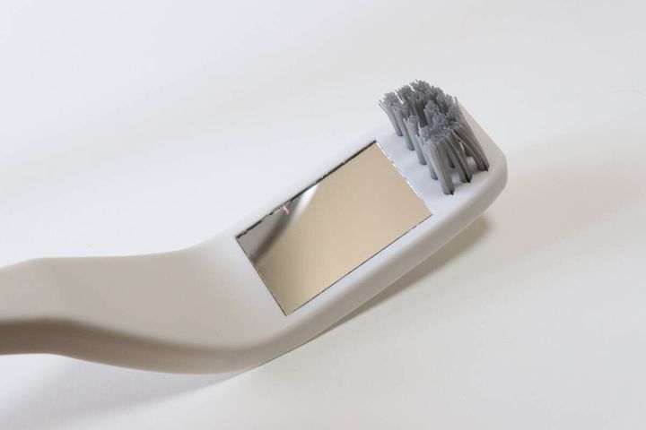 ダイソーのトイレブラシ ミラー付きは汚れを確認しながら掃除できる