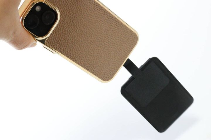 MagSafe対応ウォレット用 落下防止タグ 使用例