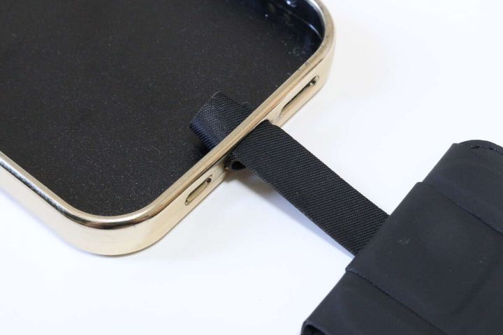 MagSafe対応ウォレット用 落下防止タグ 充電口から通す