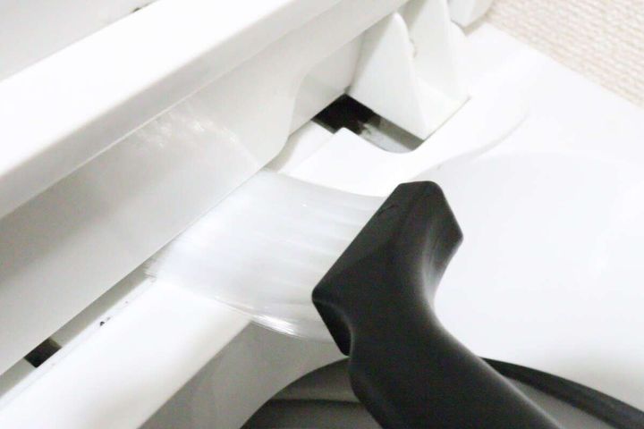 ダイソーの車内用マルチブラシは細い隙間の掃除に便利