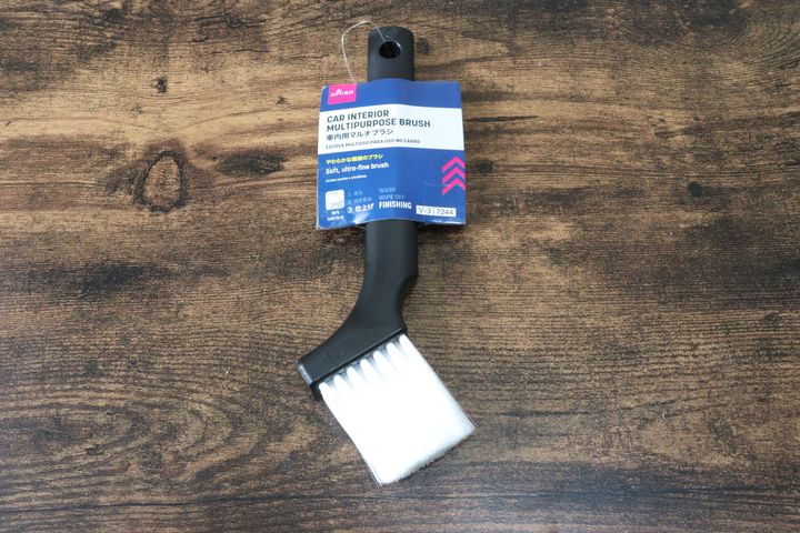 ダイソーの車内用マルチブラシのパッケージ