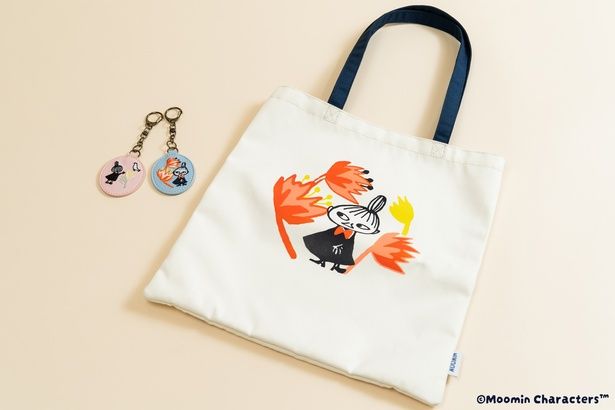 写真右が「トートバッグ」(2860円)、写真左が「刺繍キーホルダー(2種類)」(各1650円) 