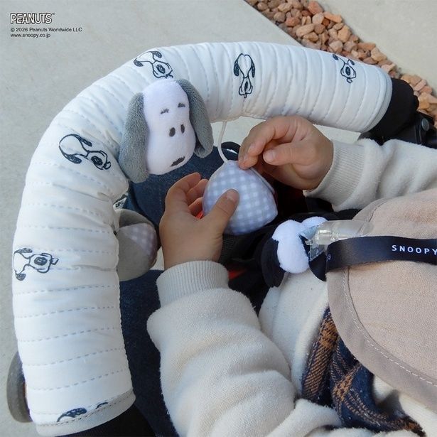 セーフティーバーに装着した「ベビーカーカバーセット(PEANUTS)」