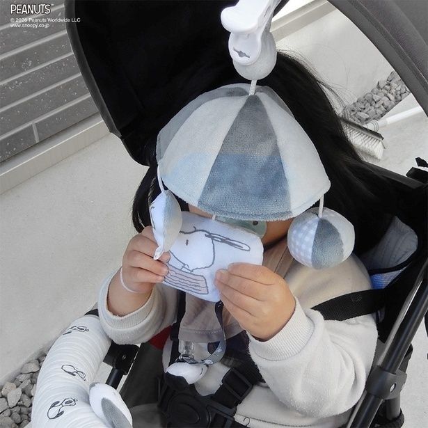 笛や鈴、ミラーなど仕掛けたっぷりの「おでかけメリー(PEANUTS)」