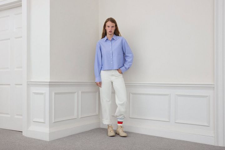 ウィメンズのウィンドプルーフショートパーカは撥水加工が施され、裾のアジャスターでシルエットの調整も可能に。ウィメンズのバギージーンズには、季節に合ったナチュラルカラーが登場。