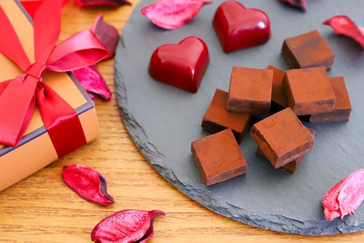 バレンタインにチョコを贈る文化は日本発祥。海外では花などが主流だそう