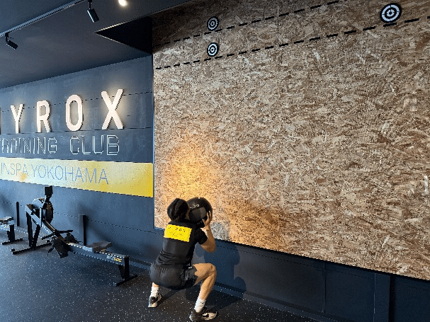 ウォールボールを実践する藤田トレーナー