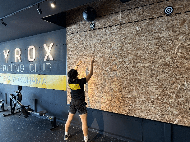 ウォールボールを実践する藤田トレーナー。