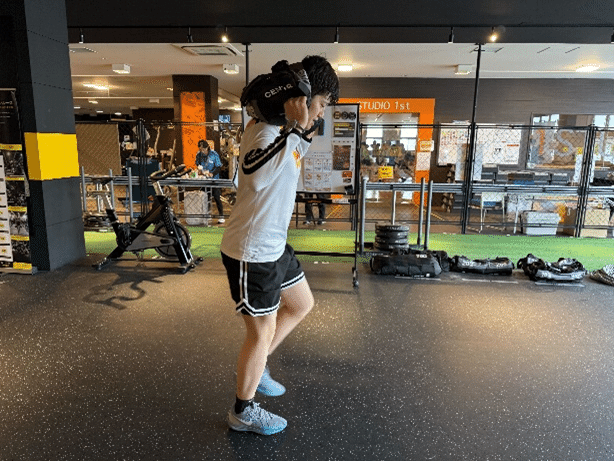 サンドバッグランジを体験する様子。