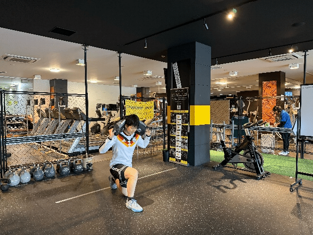 サンドバッグランジを体験する様子。