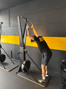 スキーエルゴを教えてくれる藤田トレーナー