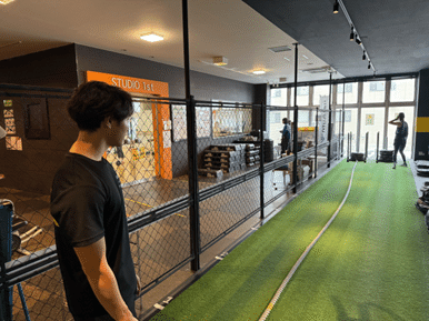 スレッドプルの説明をしてくれる藤田トレーナー