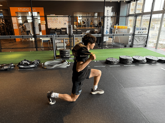 サンドバッグランジを実践してくれる藤田トレーナー