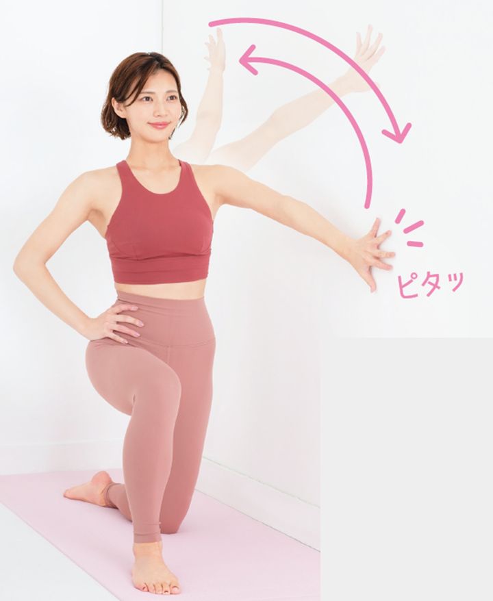 壁の補助効果で、大胸筋をほぐす