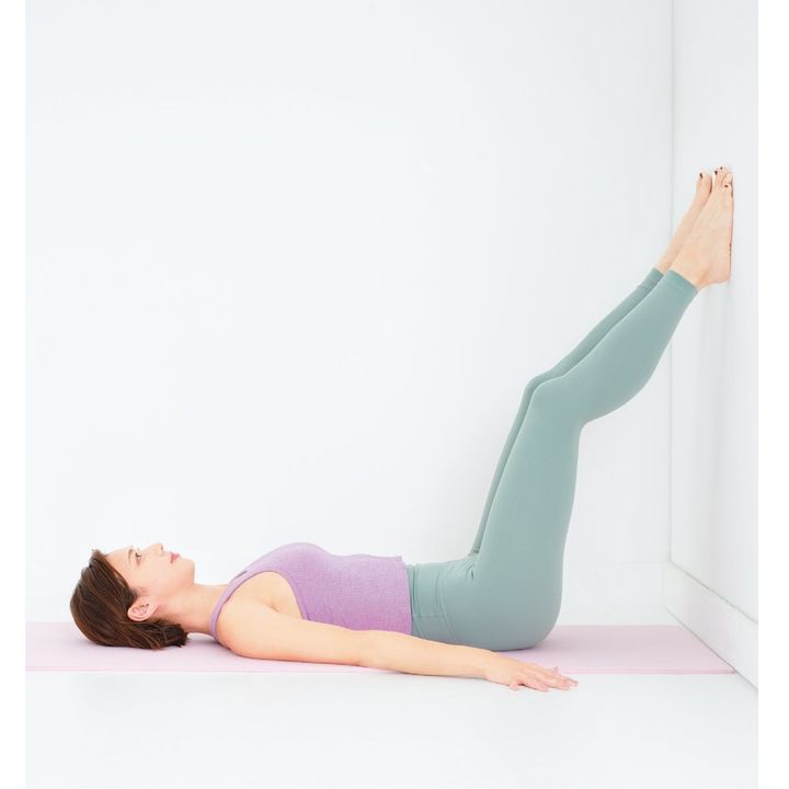 1. 仰向けの姿勢で足裏を壁につける