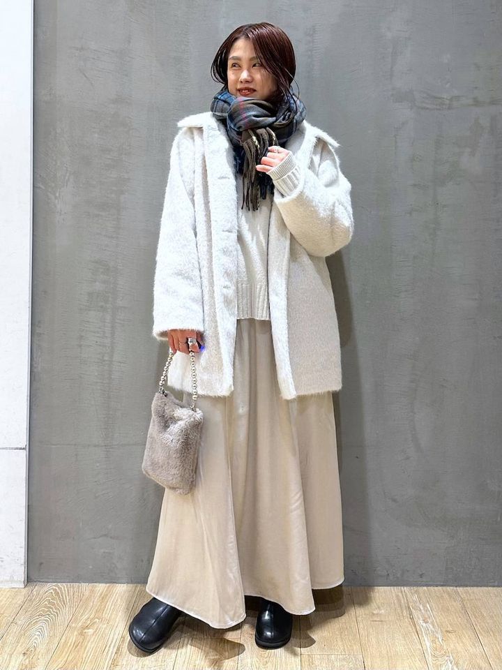 サテン素材とニットの組み合わせでメリハリを