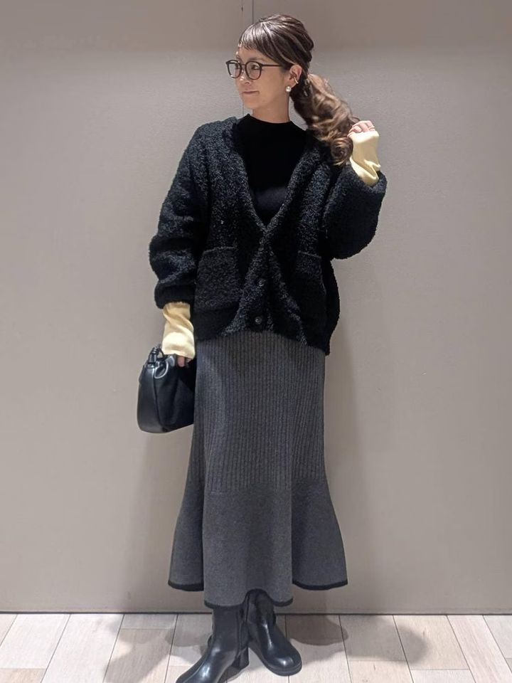 デザインの入ったニットスカートでおしゃれ見え