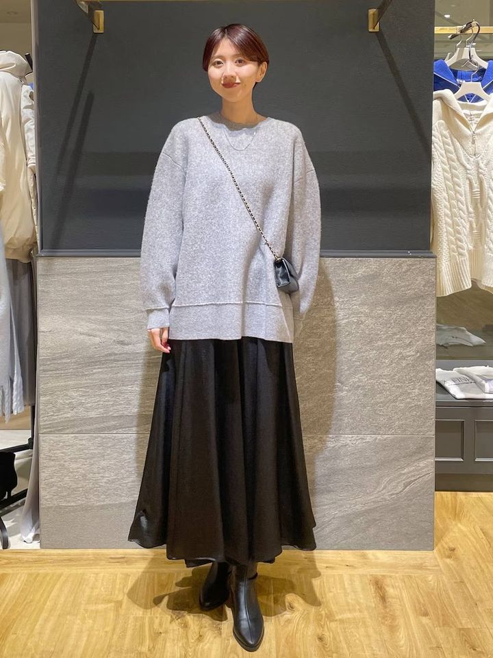 ほんのり光沢素材が上品な黒のフレアスカート