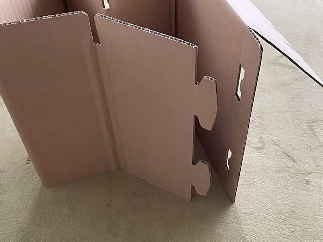 ダイソーの段ボール椅子「ダンボールチェア」2つのツメ部分をそれぞれの穴に差し込む