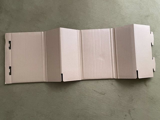 ダイソーの段ボール椅子「ダンボールチェア」折って差し込むだけ