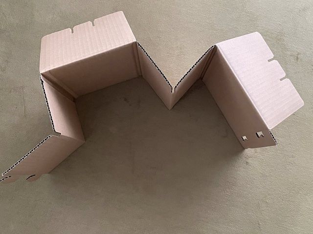 ダイソーの段ボール椅子「ダンボールチェア」スジがあるほうが内側