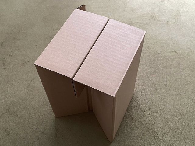 ダイソーの段ボール椅子「ダンボールチェア」組み立て簡単
