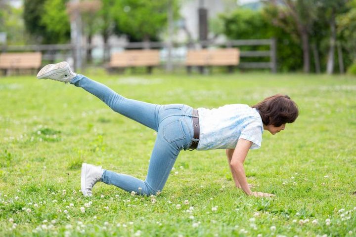 左足をめいっぱい上げる。