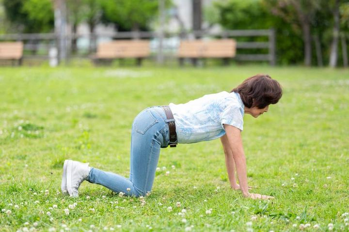 四つんばいの姿勢をとる。