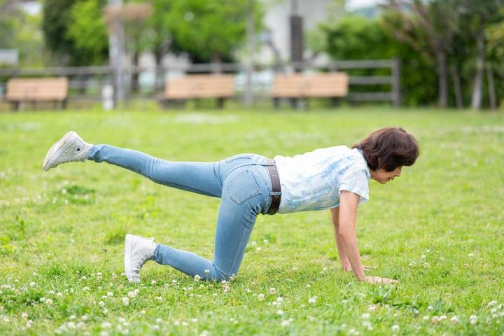 左足をさらに上げる。