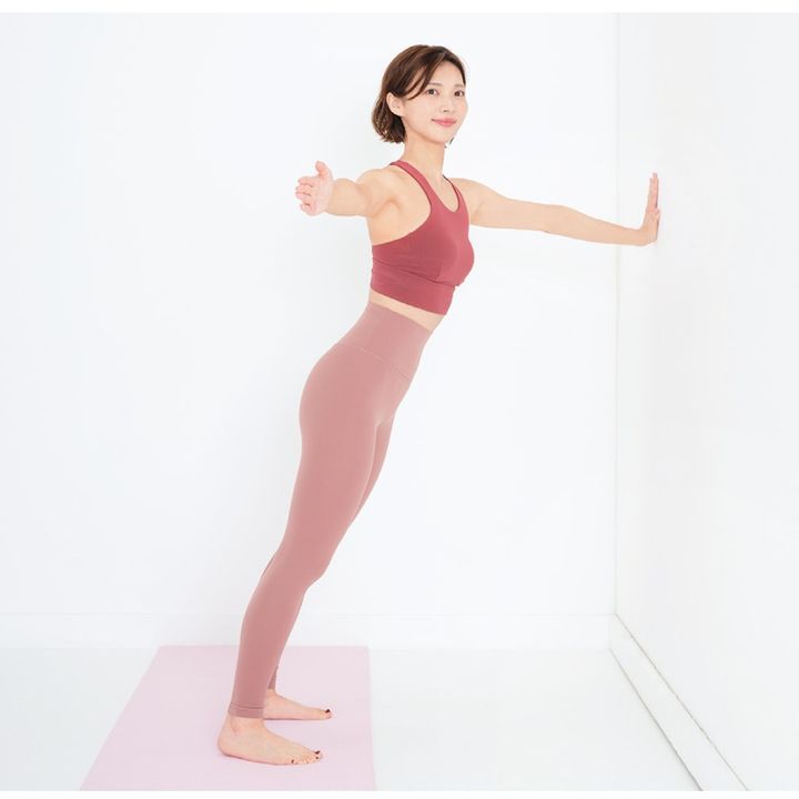 3. 片腕を大きく開いて肩甲骨を引き寄せる