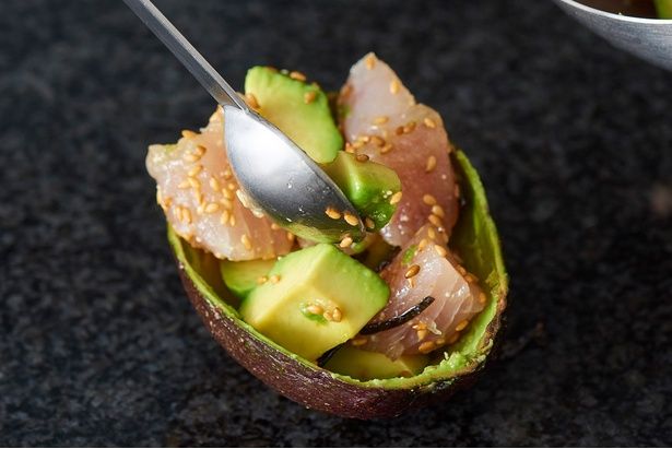 皮の器に盛り付ける (C)misa／KADOKAWA