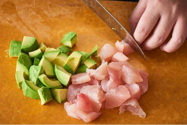 アボカドとマグロを角切りにする (C)misa／KADOKAWA