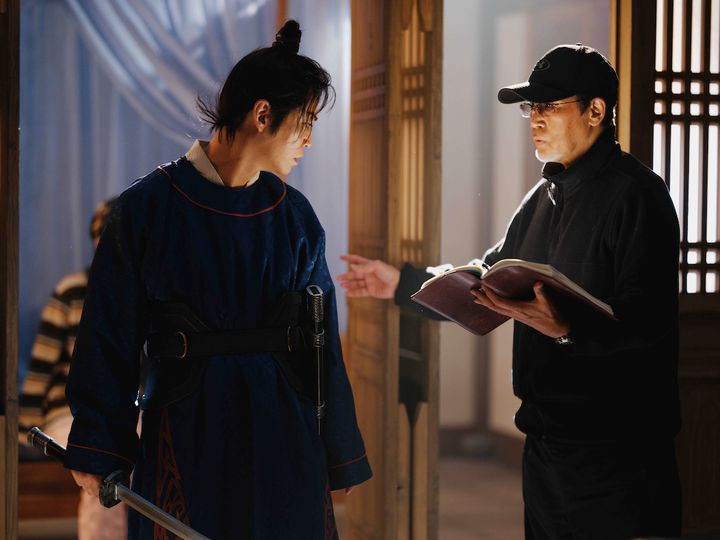 亀梨和也、華麗な“槍術”アクション披露！ 熱気あふれる撮影現場に密着した『北方謙三 水滸伝』メイキング映像