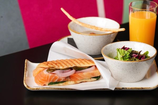 【東京都港区】YOTEL東京銀座、春の新メニューを開始。サーモンパニーニや桜カクテルが登場