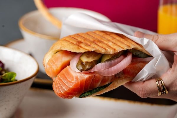 【東京都港区】YOTEL東京銀座、春の新メニューを開始。サーモンパニーニや桜カクテルが登場