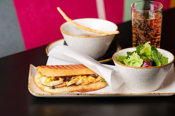 【東京都港区】YOTEL東京銀座、春の新メニューを開始。サーモンパニーニや桜カクテルが登場