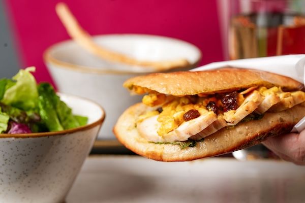 【東京都港区】YOTEL東京銀座、春の新メニューを開始。サーモンパニーニや桜カクテルが登場