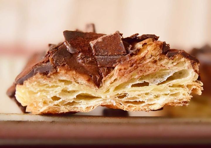 デニッシュ生地の中にもとろっとしたチョコレート