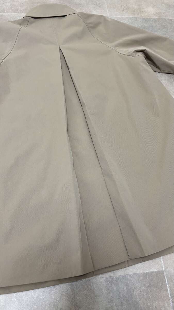 GUバルマカーンAラインハーフコートの背面タック部分