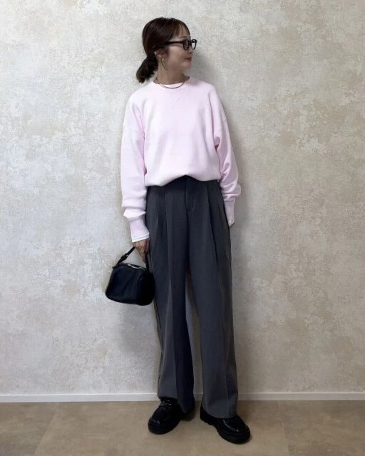 ユニクロCスムースコットンクルーネックセーターピンク×グレーコーデ