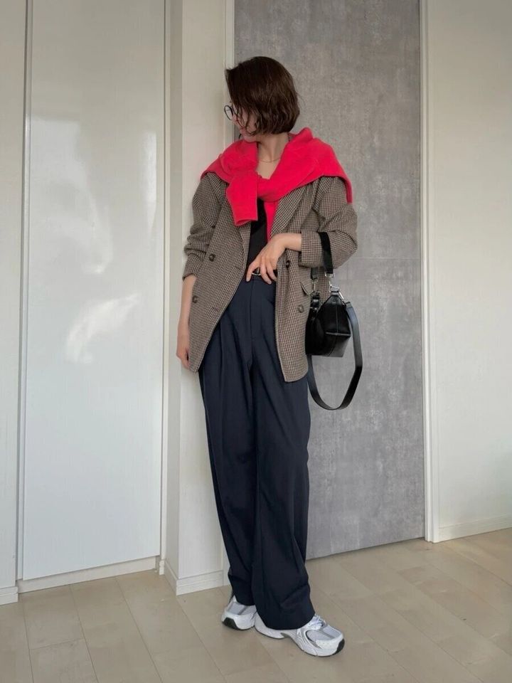 ユニクロCスムースコットンクルーネックセーター赤肩掛けコーデ