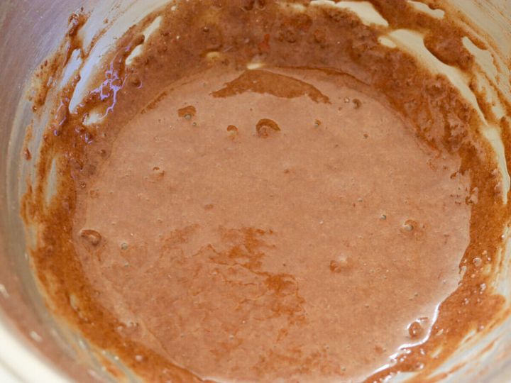 薄力粉、ココアパウダーをふるいながら加え、泡立て器でゆっくりと混ぜ合わせる。