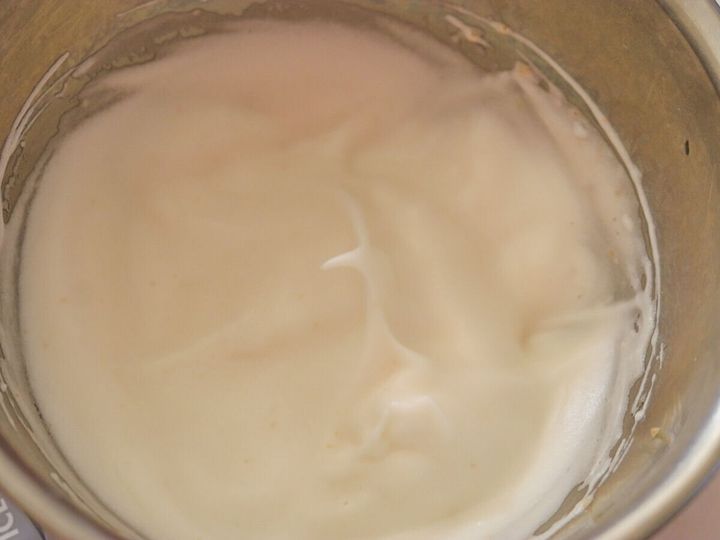 モコモコのメレンゲができたら、低速で10秒ほど混ぜてキメをととのえる。