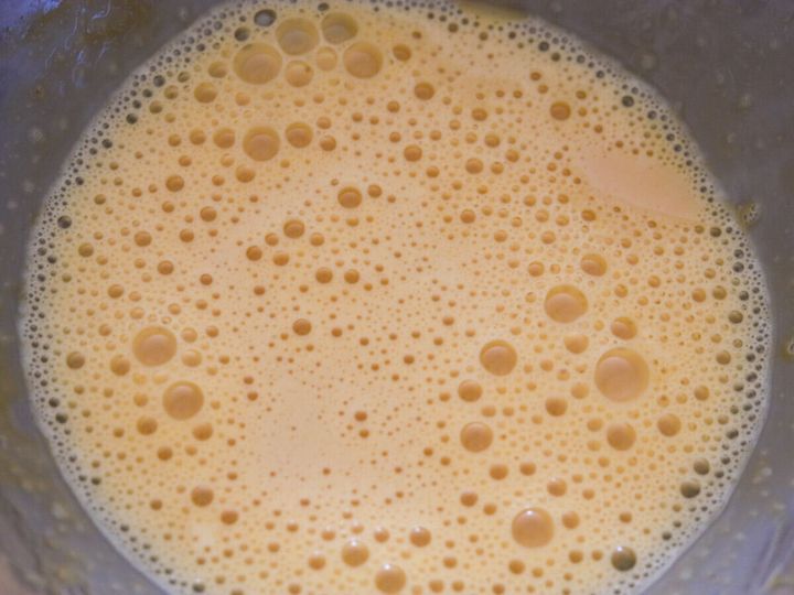 米油を少しずつ加えながら混ぜて乳化させ、牛乳も加えて混ぜる。