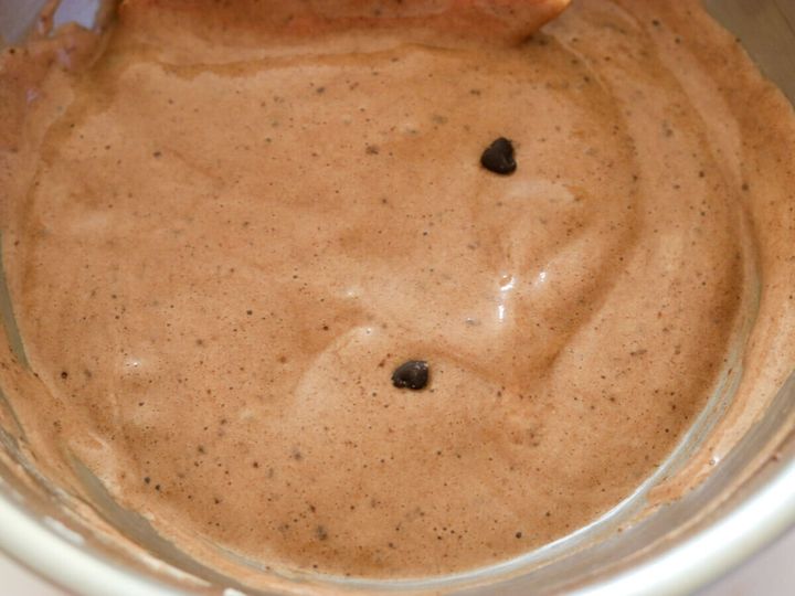 チョコチップを加えてざっくり混ぜる。