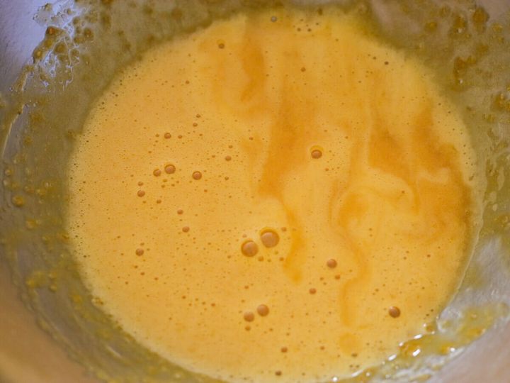 ボウルに卵黄、砂糖を入れ、泡立て器で白っぽくなるまで混ぜる。