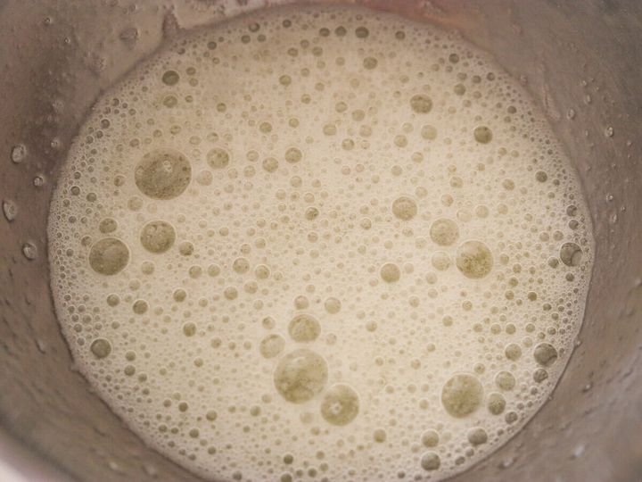 卵白に砂糖の半量、塩を加え、ハンドミキサーの低速でコシを切るように混ぜる。