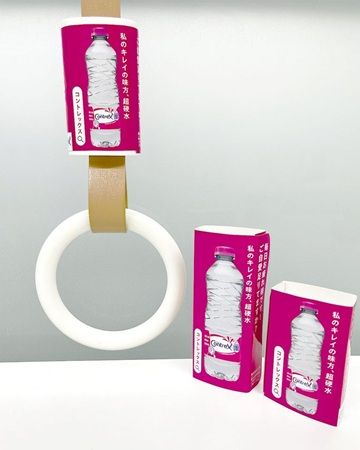 ミネラルウォーター「Contrex」のブランドカラー『ピンクの吊手広告』が電車内で展開