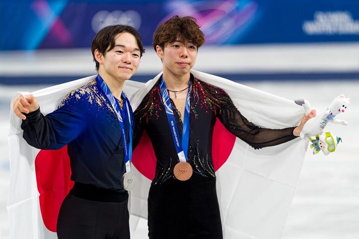フィギュアスケートの鍵山優真（左）と佐藤駿（C）Getty Images